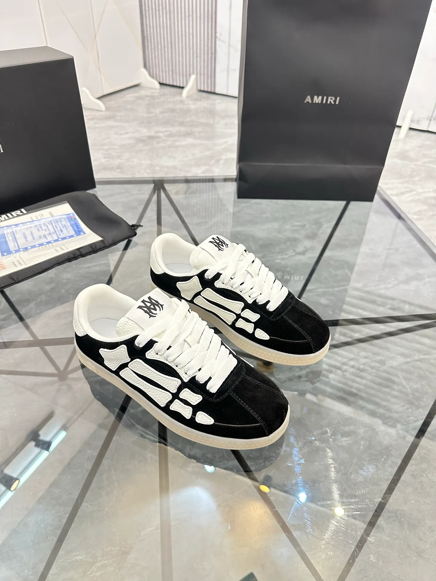 Men's shoes: 💰P600¥ Top quality in Guangzhou Product trademark: AMIRI* "Amir*" low-top casual shoes Regular size: 39-44 (can be customized to 45) Product material: Upper imported first-layer cowhide spliced ​​nubuck leather, breathable lining, original outsole. Number: 525